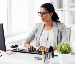 female staff on the computer answering family law questions for free in Maitland